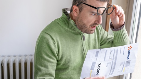 Un homme choqué par sa facture énergétique annuelle Luminus